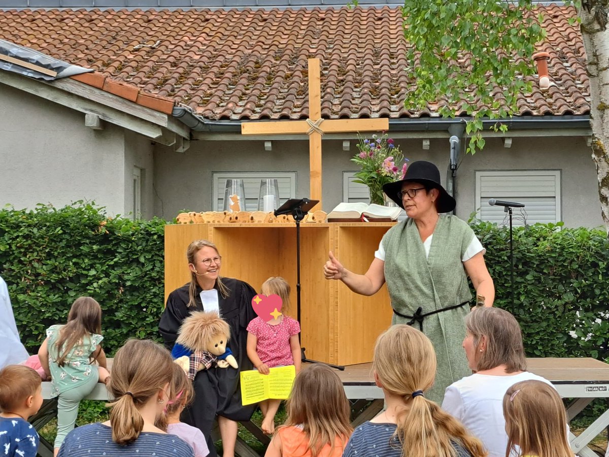 pfarrerinP's tweet photo. Nach Corona der erste Tauferinnerungsgottesdienst! Besonders bewegt hat mich, dass wir Passagen auf urkranisch übersetzt haben und unseren Glauben zweisprachig bekannt haben! #taufe #waspfarrerinnensomachen https://t.co/0eHhCysjk4