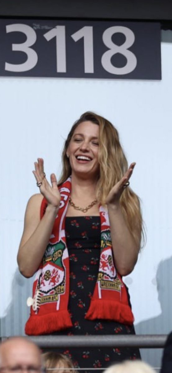 DanWrexham's tweet photo. Blake Lively wearing a Wrexham scarf is in the Top 1 of the daftest things I’ve ever seen https://t.co/SJg305pNe8