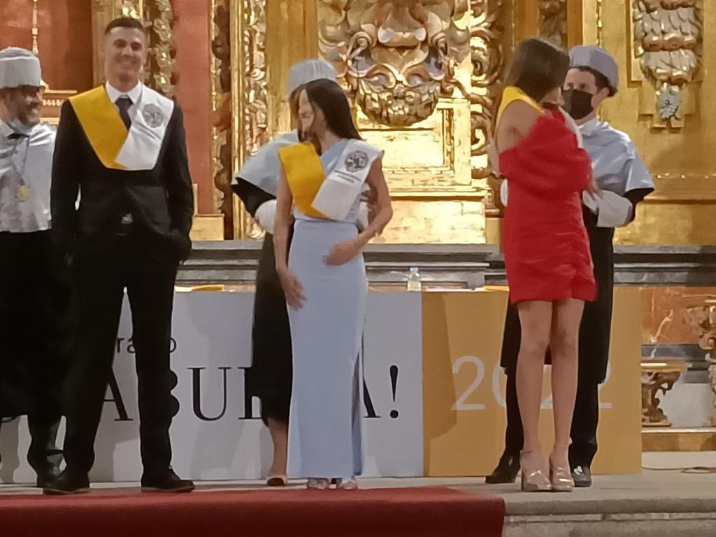bybruneettee's tweet photo. QUE ME HE GRADUADO AAAAA!!!!!😍😭🎓 https://t.co/Q4BQLYr6Fp