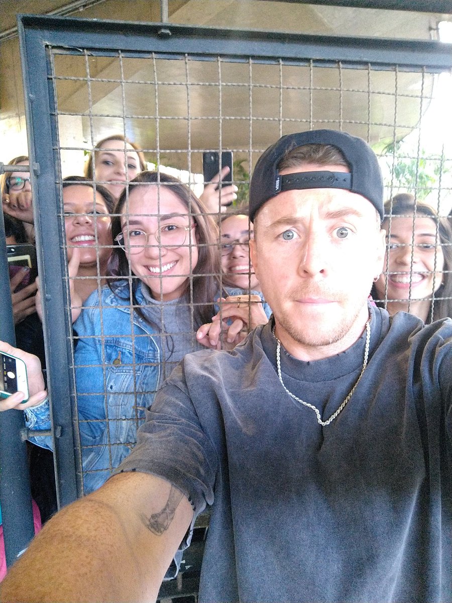 YoungDumbGD's tweet photo. O DANNY PEGOU MEU CELUALR https://t.co/ubhAomZwgM