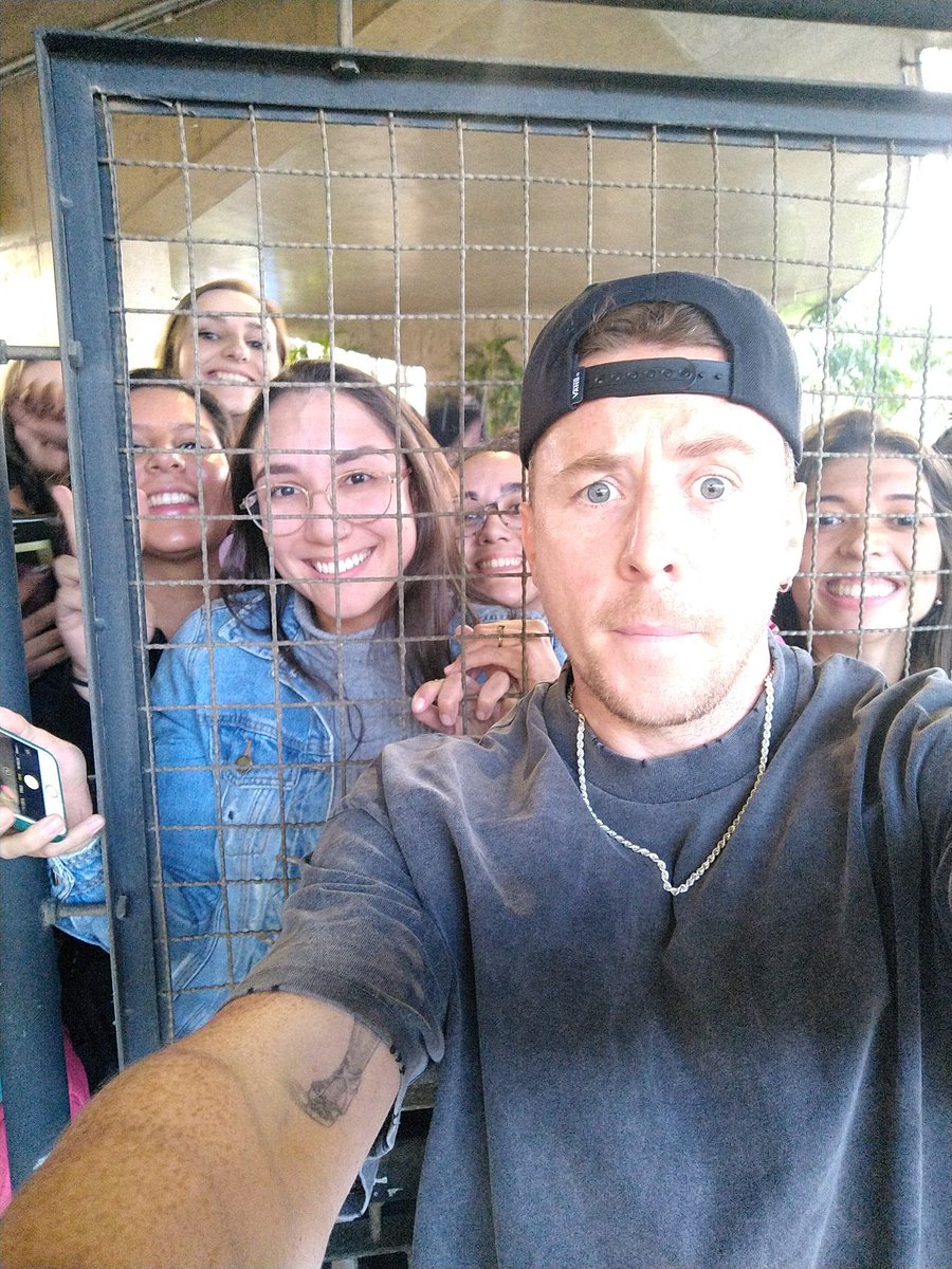 YoungDumbGD's tweet photo. O DANNY PEGOU MEU CELUALR https://t.co/ubhAomZwgM