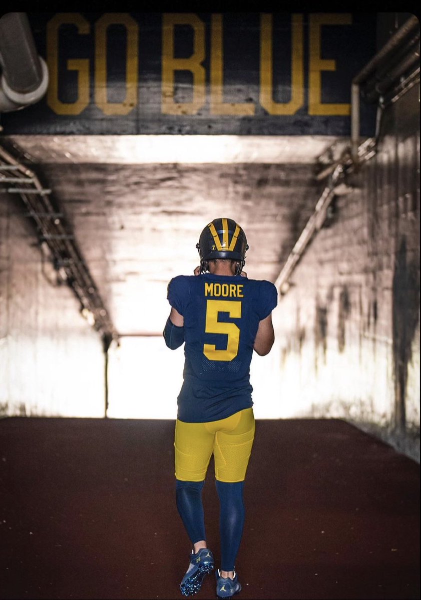 I need ALL my fellow Michigan fans to show Dante Moore how much we want to see him walk down this same tunnel in Ann Arbor! 

EVERY SINGLE MICHIGAN FAN SHOW LOVE TO <a href="/dantemoore05/">Dante MOORE</a> 

EVERY MICHIGAN FAN #LIKE &amp; #RETWEET THIS PHOTO 😅〽️