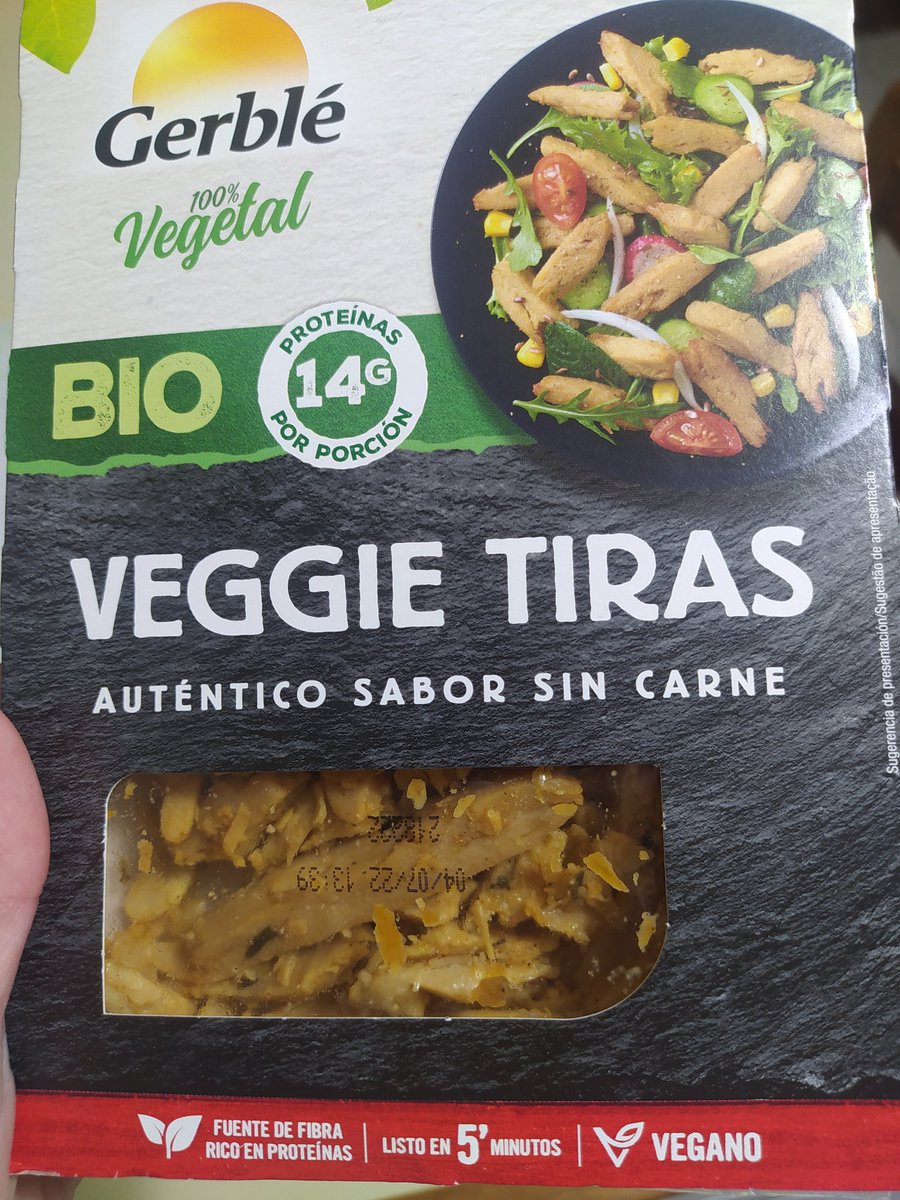 ___IneZ___'s tweet photo. Hoy venía muy contenta de comprar en @CarrefourES por la variedad vegana que tenían pero... Pregunta: ¿se puede poner "vegano" "100% vegetal" y luego en los ingredientes "Puede contener leche y huevo" ? 🧐
#gerblé #vegano #carrefour https://t.co/5gzkzRuf25