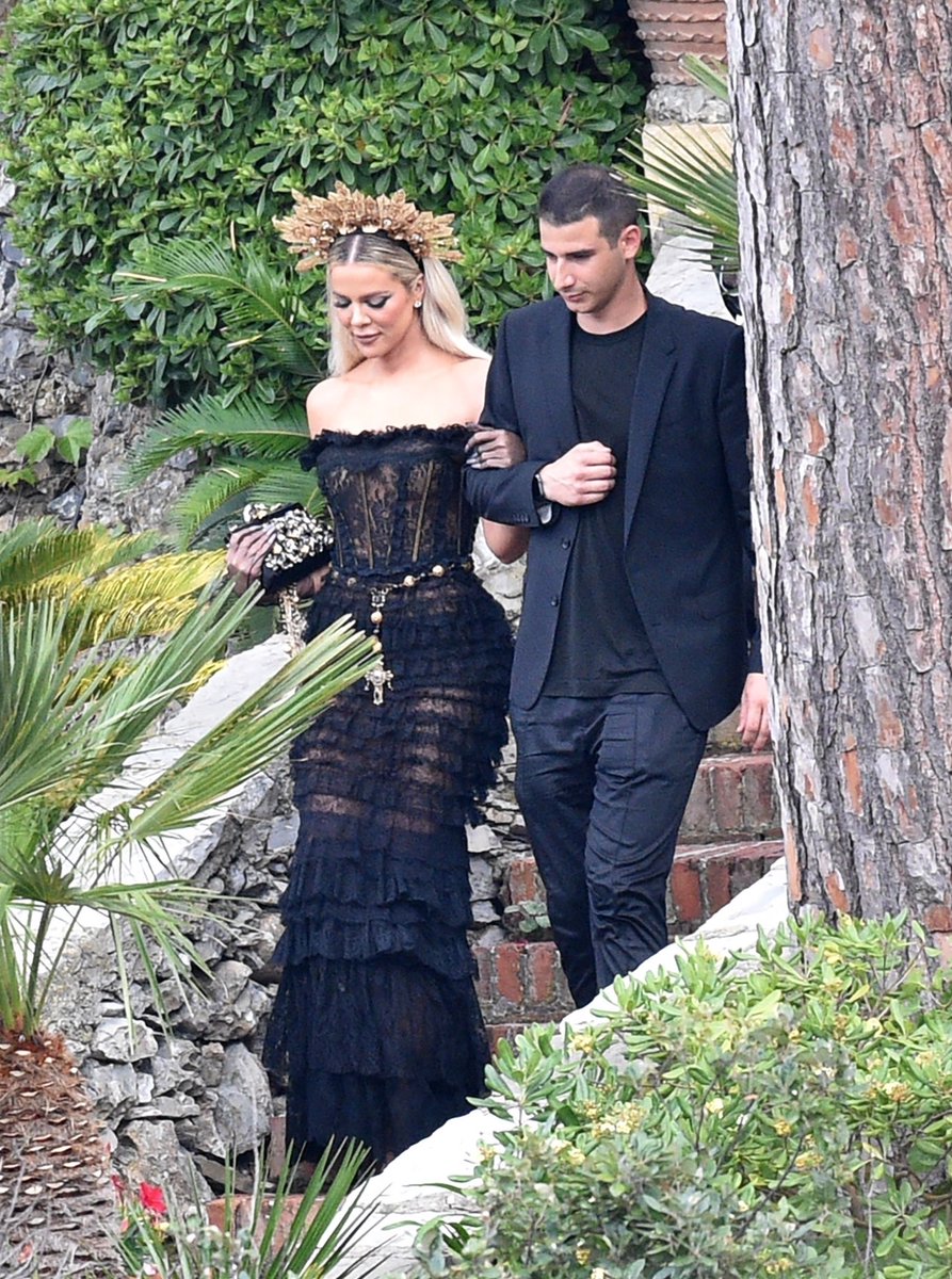 📸 Khloe Kardashian walking down the aisle at Kourtney and Travis’ wedding 💕