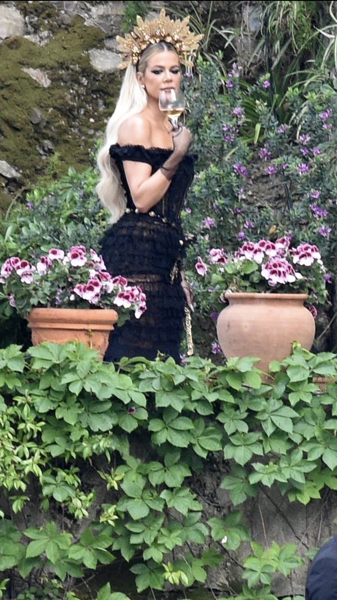 KUWTKWorld's tweet photo. Khloe Kardashian at Kourtney and Travis’ wedding 💕 https://t.co/KjfGpKrLvH