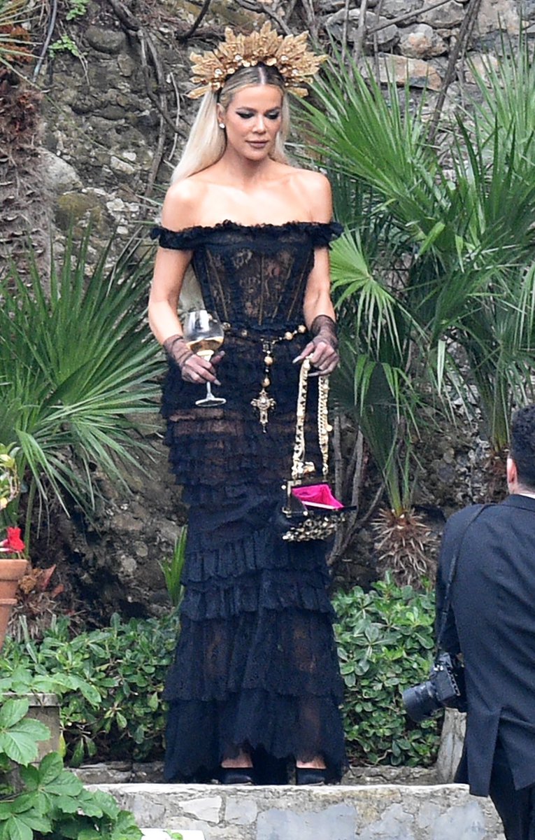 KUWTKWorld's tweet photo. Khloe Kardashian at Kourtney and Travis’ wedding 💕 https://t.co/KjfGpKrLvH
