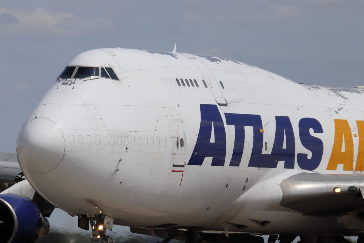 Andy007_SR_A's tweet photo. 🇺🇲N471MC / #CMB132
@AtlasAirWW
#Boeing 747-412(BCF)
Arriving into 🇬🇧#Mildenhall this afternoon after departing from 🇰🇼#Kuwait; the airframe is looking pretty rough, a coat of paint wouldn't go a miss..!! https://t.co/Qy5rJpoU4Y