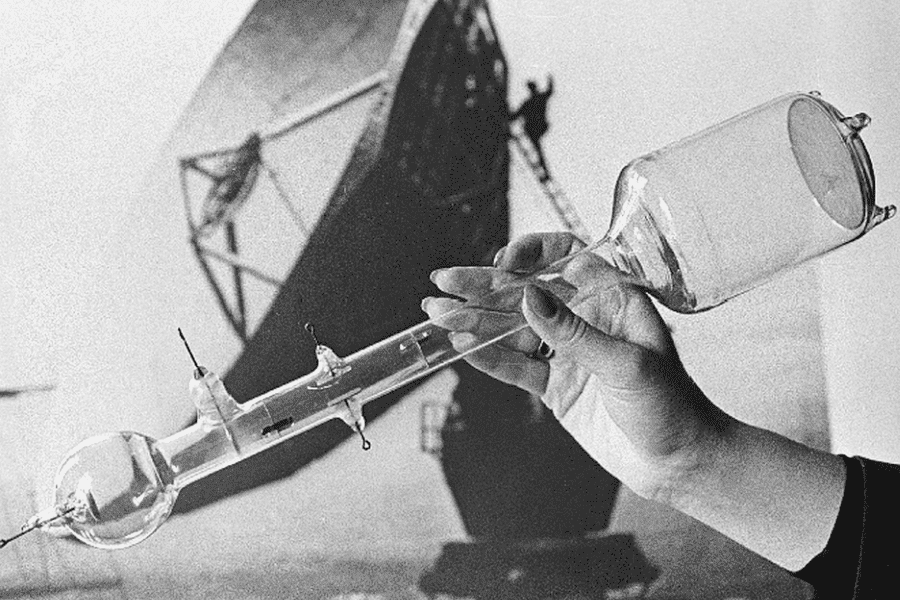 Russia's tweet photo. #OTD in 1911 a Russian scientist Boris #Rosing was the first to present images of geometric shapes on the screen of a cathode ray tube marking the beginning of the TV-era.
#DYK? The #FamoUSRussian Zvorykin, who pioneered TV in Germany and the US was Rosing's student & assistant. https://t.co/fx516HZq2j