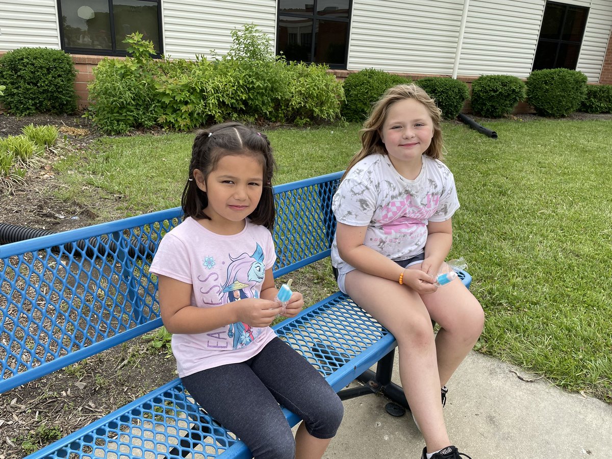 marciewarner28's tweet photo. @CentralPauline 2nd graders enjoying popsicles with their kindergarten study buddies! #wearePC #PCStrongerTogether #PCBuildingOurLegacy https://t.co/CubDmY1e8x