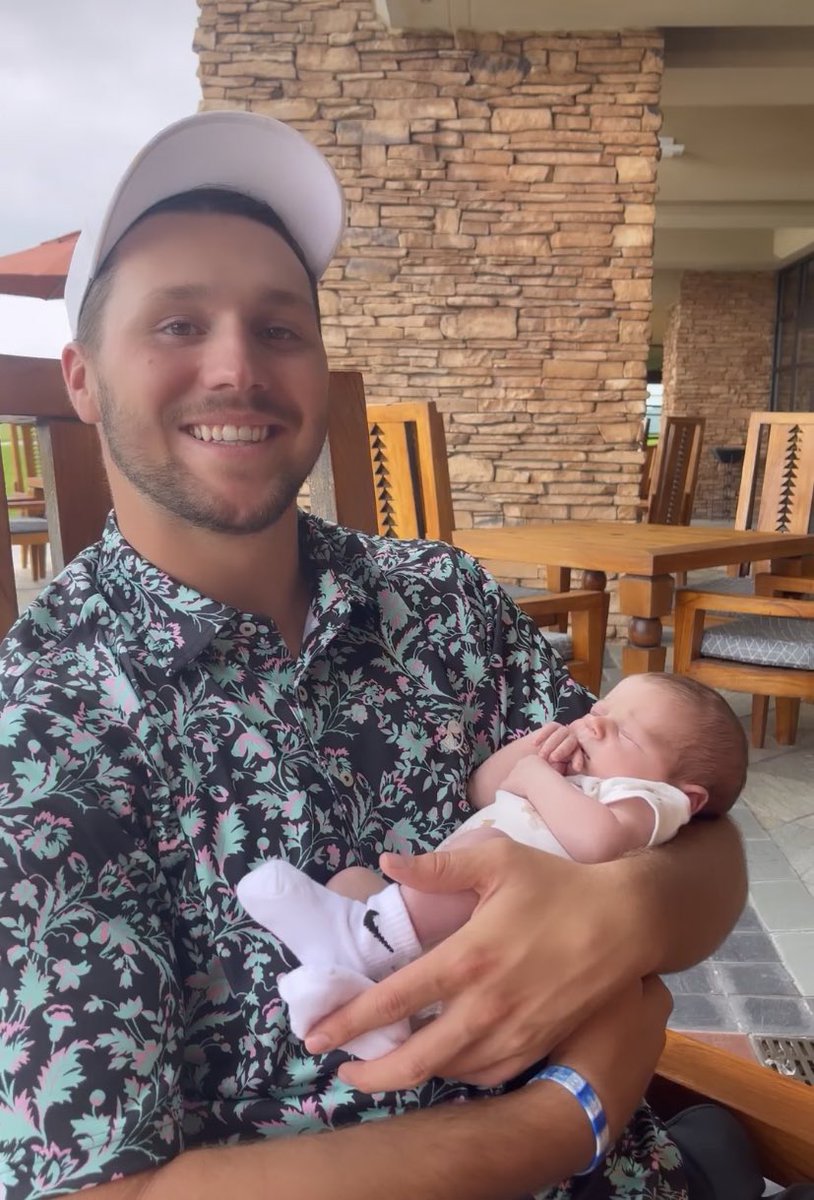 litttlesnappy's tweet photo. hello 911 josh allen is holding a baby and i am in need of medical assistance https://t.co/Lwz4xEVGKT