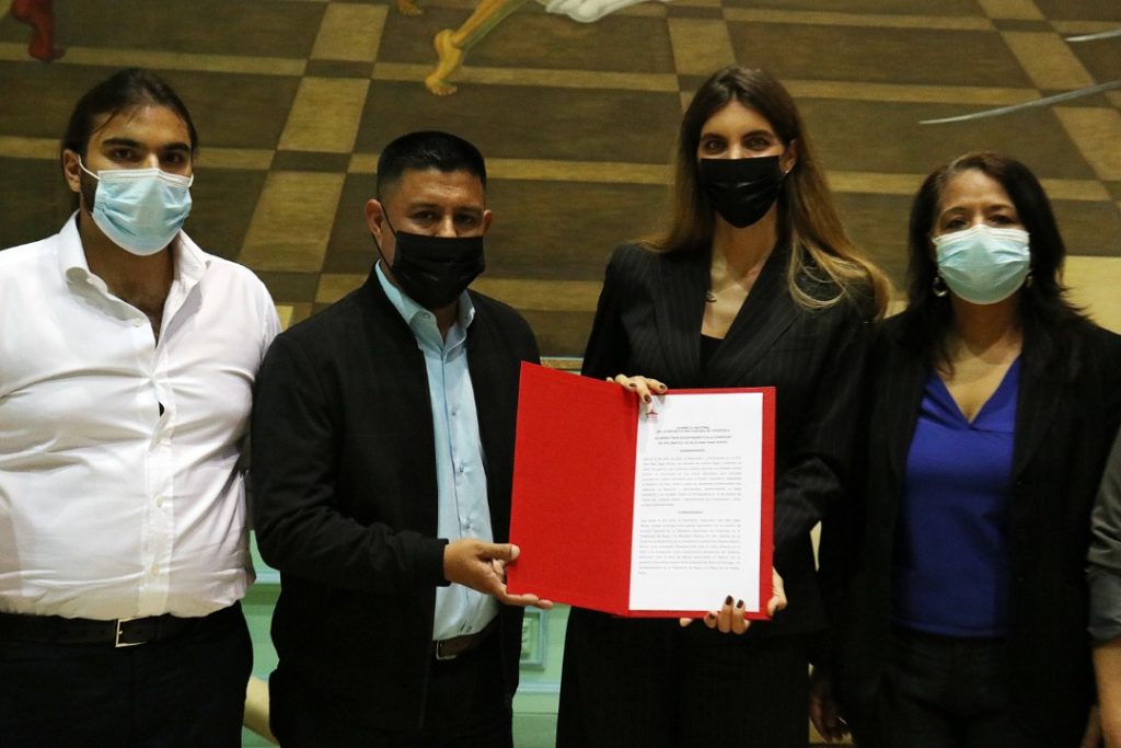 PartidoPSUV's tweet photo. AN entrega Acuerdo de Solidaridad a familiares del diplomático Alex Saab, secuestrado en EE.UU.
https://t.co/JHSkioT3aH

#DenunciaPorVenApp https://t.co/1KpRD9Mzmy