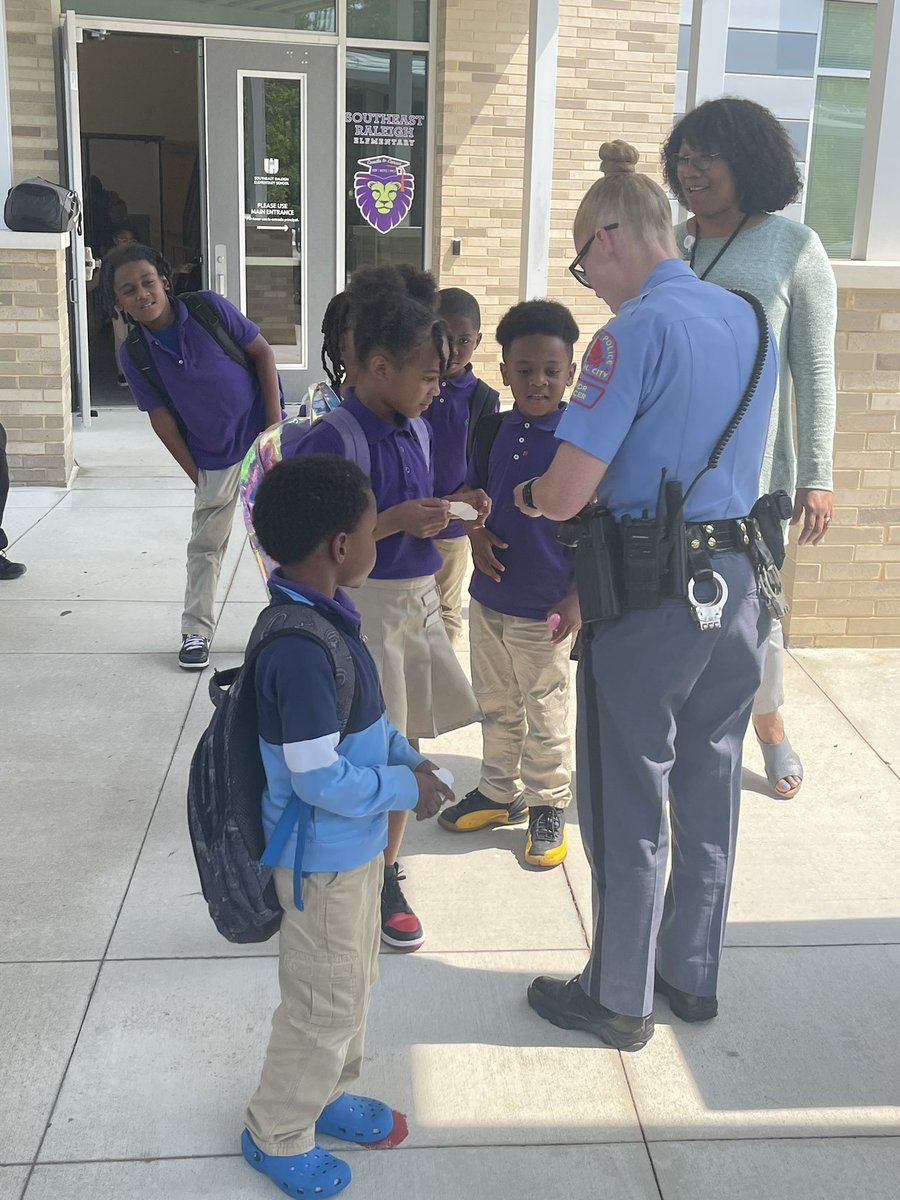 mtbattle3's tweet photo. Huge shoutout to @raleighpolice for swinging by last week and jumping in with us during carpool at @SERaleighES. #CommunityResponsive #Allin #BuildingOurCommunity @WCPSS @CentralWCPSS @ashliet15 https://t.co/k9JuS1TTnM