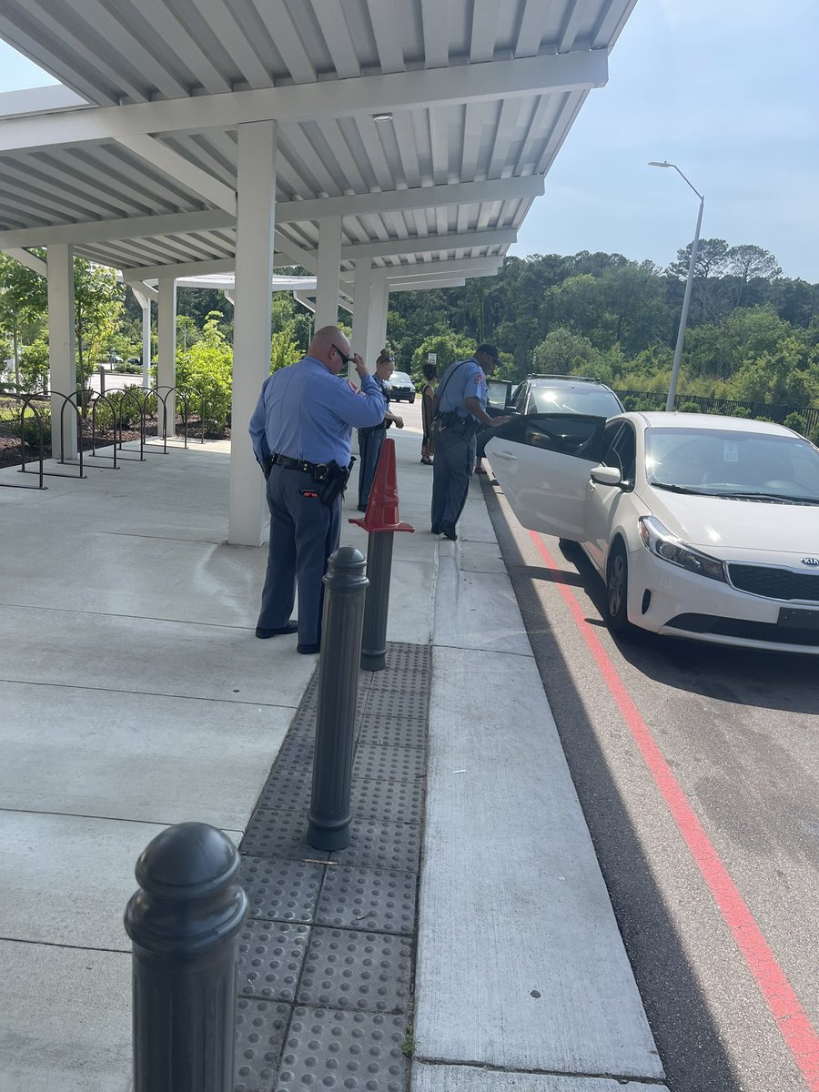 mtbattle3's tweet photo. Huge shoutout to @raleighpolice for swinging by last week and jumping in with us during carpool at @SERaleighES. #CommunityResponsive #Allin #BuildingOurCommunity @WCPSS @CentralWCPSS @ashliet15 https://t.co/k9JuS1TTnM