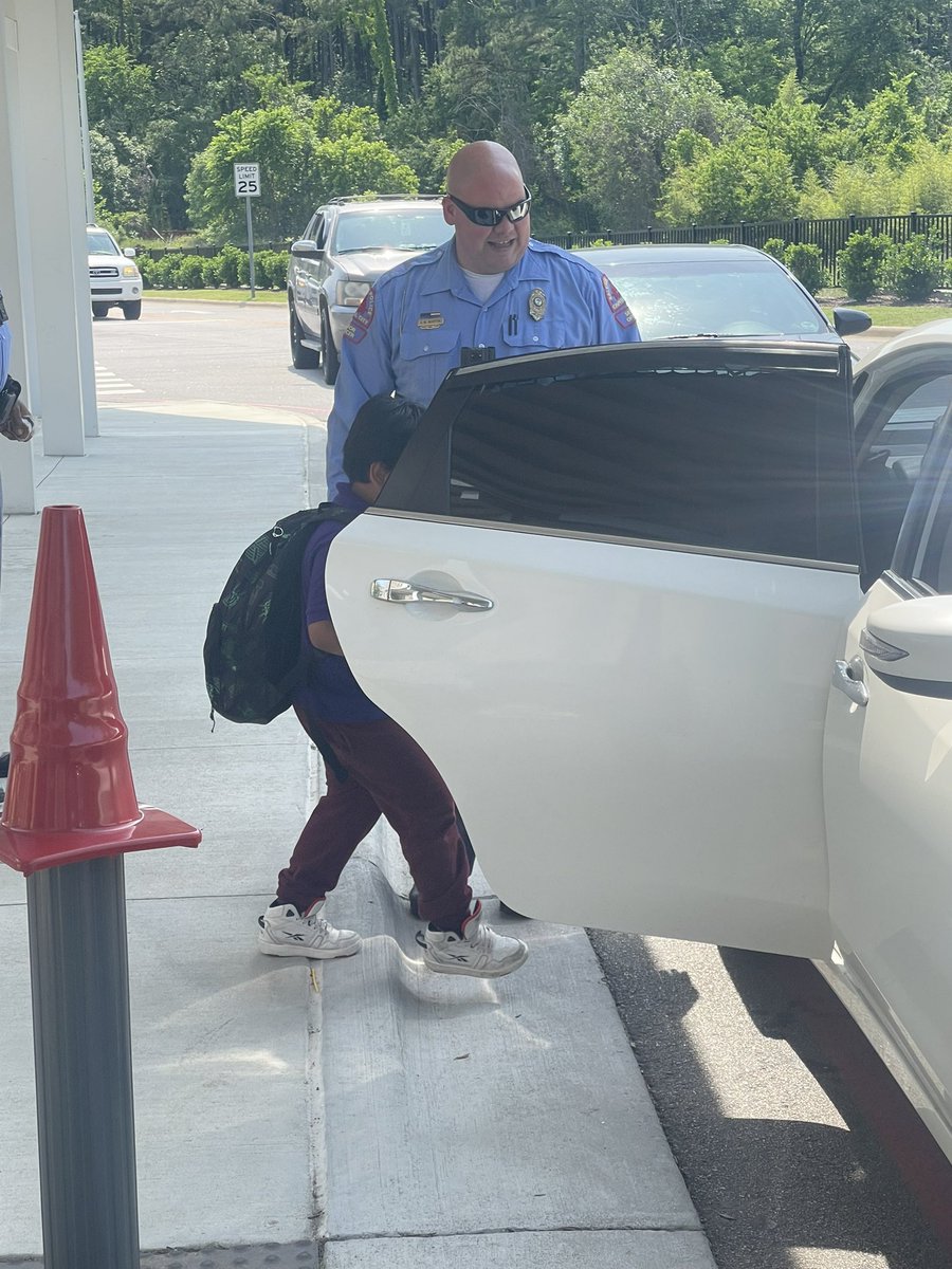 mtbattle3's tweet photo. Huge shoutout to @raleighpolice for swinging by last week and jumping in with us during carpool at @SERaleighES. #CommunityResponsive #Allin #BuildingOurCommunity @WCPSS @CentralWCPSS @ashliet15 https://t.co/k9JuS1TTnM