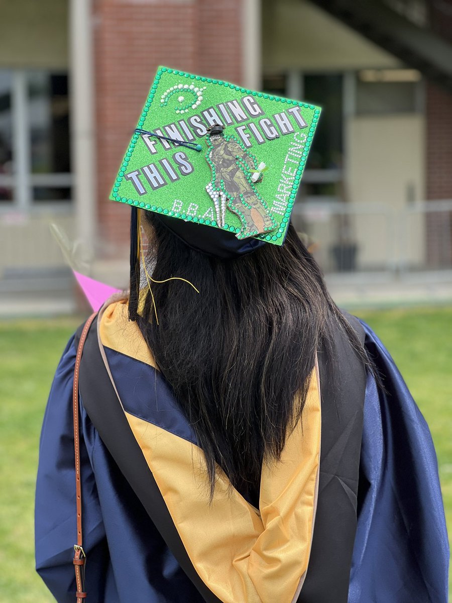 SpartieX's tweet image. Graduated this morning with a Bachelors in Business Administration-Marketing, and y’all ALREADY KNOW I had to decorate my cap Halo themed.
Finally finished the fight 💚
#Halo #HaloSpotlight