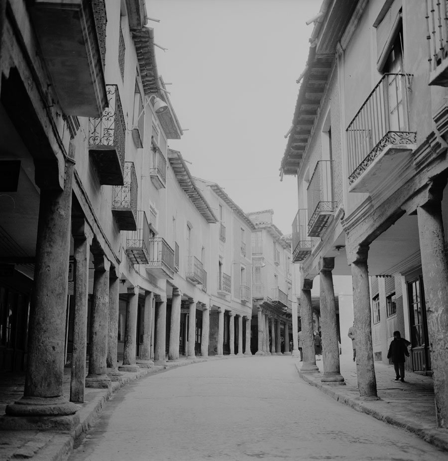 Medina de Rioseco, Valladolid. Casas sobre soportales de madera con balcones de forja, 1967 • Imágenes de Miradas a la Arquitectura Popular en España • Colección Fotográfica de Carlos Flores • Museo Etnográfico de Castilla y León @Muset_CyL • museo-etnografico.com/fotografia.php