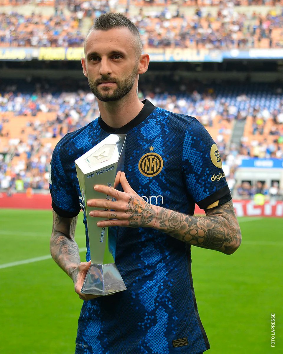 SerieA_ID's tweet photo. Penghargaan untuk Gelandang Terbaik #SerieA💎 musim ini diberikan kepada metronom @Inter_id, @brozocrypto. Epik!✨🐊🏆

#WeAreCalcio https://t.co/jQLhwqKSS8