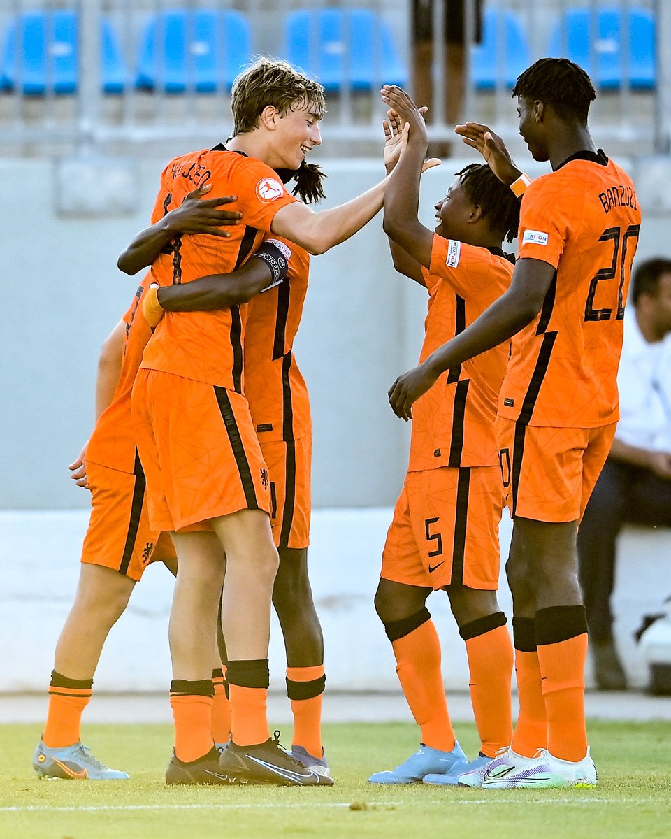 KNVB's tweet photo. Oranje O17 (m) heeft zich als groepswinnaar geplaatst voor de kwartfinale van het EK. Na overwinningen op Bulgarije en Polen werd vandaag ook gewonnen van Frankrijk 👏🏻
#BULNED 👉 1-3
#NEDPOL 👉 2-1
#NEDFRA 👉 3-1
Succes in de kwartfinale boys 🔥 https://t.co/AtiJefu6U7