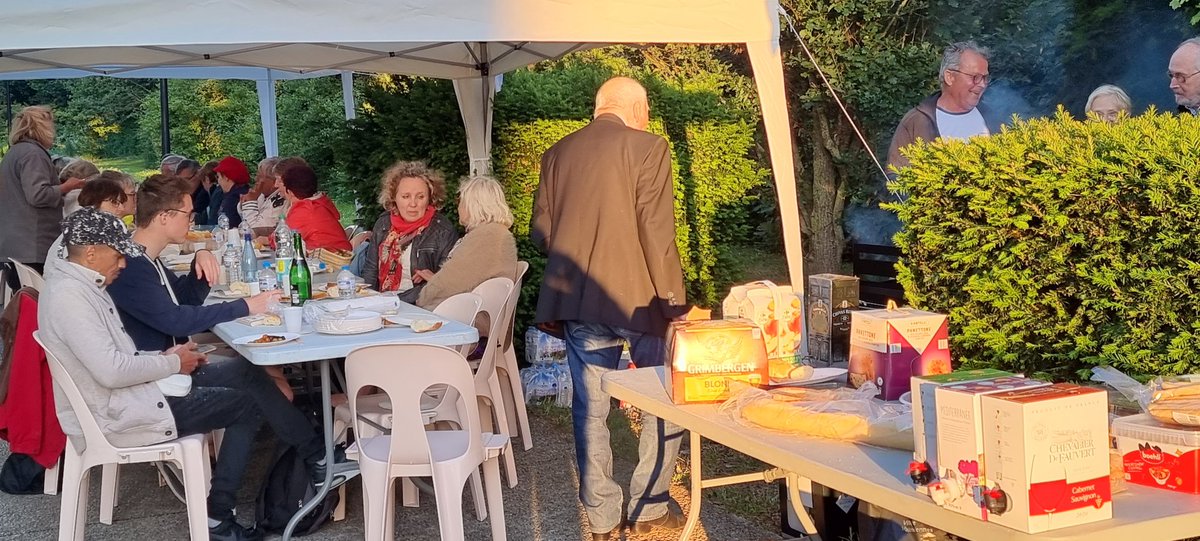 mmanzelji's tweet photo. Magnifique fêtes des voisins avec mes amis du comité Nungesser-La Briquettes-Fg de Cambrai, merci à notre Maire pour A belle et longue visite ainsi qu'aux adjoints et conseillers municipaux. Gd merci aux services de la ville. Du pain, du vin, de bons voisins !! https://t.co/fy5FbXVuvf