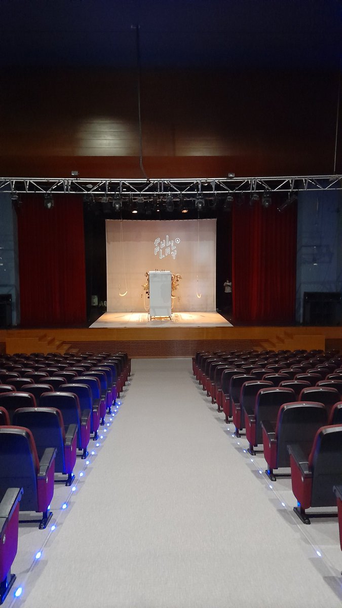 LaCasaCalba's tweet photo. Aquesta vesprada tornem al poble amb #PullandPlay de la #CompanyiaSonora un espectacle creat dins del programa #ArtforChange de la @FundlaCaixa. Gràcies @AjunTavernesV. A les 19h comencem! https://t.co/MV5sWrKtC7