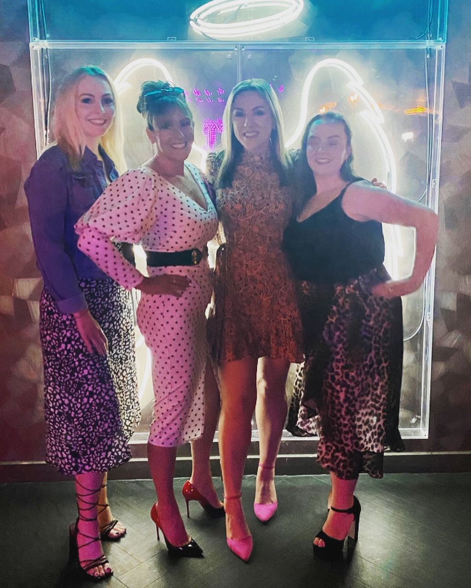 LisaFrancis10's tweet photo. Girls are like moths to flames when it comes to a strategically placed neon sign at a bottomless brunch. 🤣 Lush day out yday 🍹#nohangoverstoseehere https://t.co/niSpr0akbe