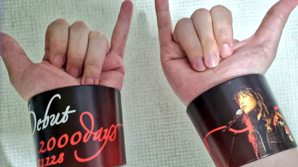 마지막으로 손과 손에 붉은 컵홀더 이어진 채 한 장ㅠㅠ 연산군 이융의 폐위와 귀양길을 응원해!

#안예은_2000일이나_일해버리다 
#홍연언니_데뷔2000일_축하해 
#역적놈님들은_언제나_덕주님편 
#내_동년배들_전부_컵홀더들고_연산군이랑_썸탄다 
#애프터눈커피