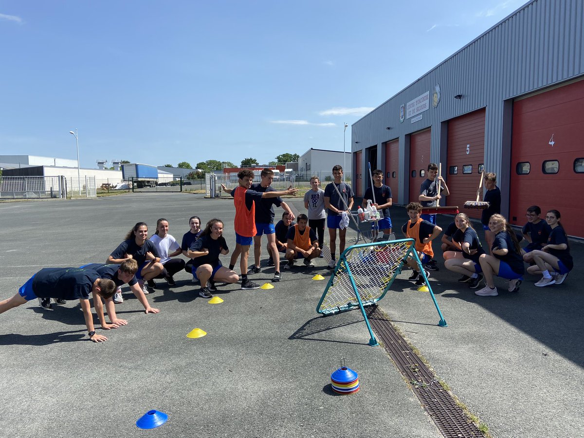 JDeols's tweet photo. Retour sur la matinée de samedi 21 mai 2022 📸
Programme : 
Jsp 1 : enfin d’incendie et de secours 🚒 
Jsp 2 et 3 : typologie des ascenseurs 🛗
Et pour finir la matinée en full cohésion, sport collectif avec un tchoukball et des tractions tant réclamées par les jeunes 💪🏼 https://t.co/1231vjunI4