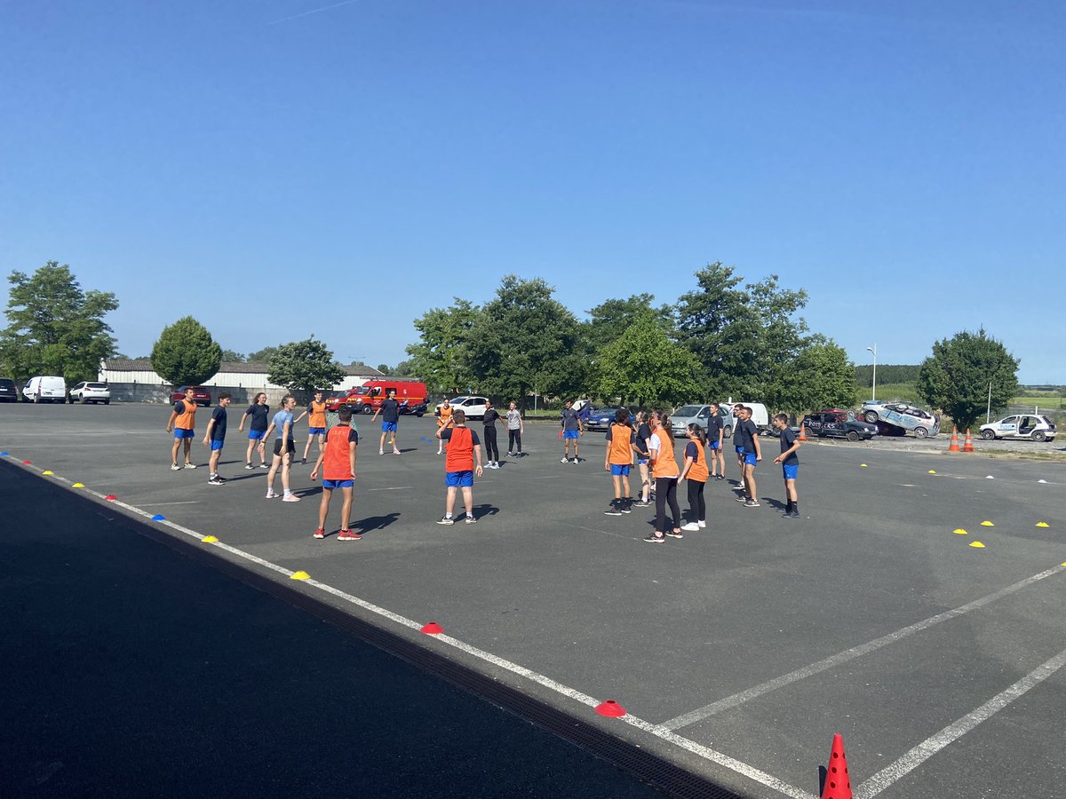JDeols's tweet photo. Retour sur la matinée de samedi 21 mai 2022 📸
Programme : 
Jsp 1 : enfin d’incendie et de secours 🚒 
Jsp 2 et 3 : typologie des ascenseurs 🛗
Et pour finir la matinée en full cohésion, sport collectif avec un tchoukball et des tractions tant réclamées par les jeunes 💪🏼 https://t.co/1231vjunI4