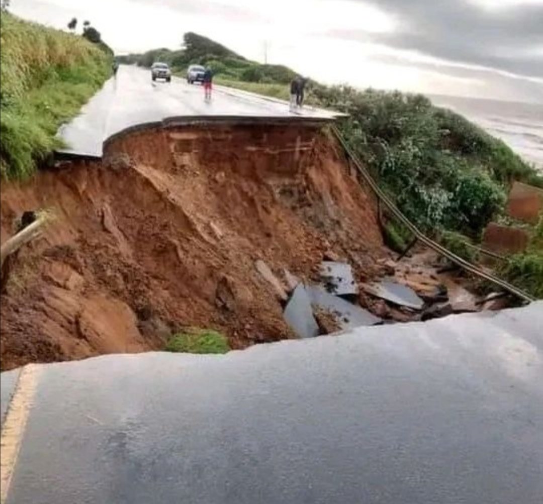 Mzansimail's tweet photo. Sad pictures from KwaZulu-Natal, La Mercy Beach, Umdloti
#KZNFloods #KZNFloods2022
#KZNWeather https://t.co/1Rqs7wdkEn
