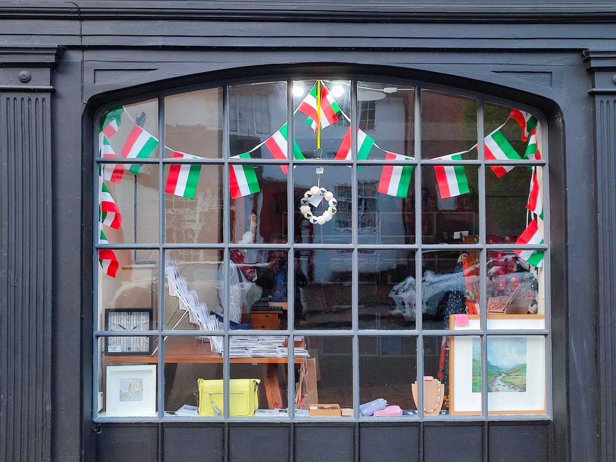 MagyarCymru's tweet photo. On Hungarian Day, families from across the UK arrived to find that #Montgomery's streets were decorated with Hungarian flags, books, tulips, and signs welcoming them in Hungarian. Which was your favourite window display? 🇭🇺🇭🇺🇭🇺 https://t.co/z1O2cY1SFv