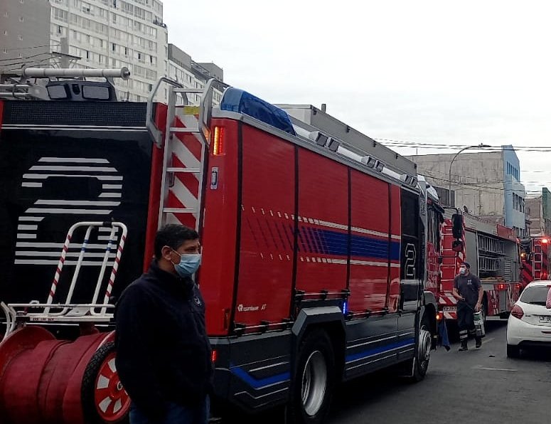 cbsantiago's tweet photo. 🔴 El Cuerpo de Bomberos de Santiago se encuentra trabajando ante llamado estructural, en Echeverría con Av. Independencia, #Independencia.
Concurren: B-2, B-22, B-3, Q-12, Q-6 y H-18.
#BomberosSantiago #EmergencisCBS 
#ConstanciayDisciplina https://t.co/Minere9XnU
