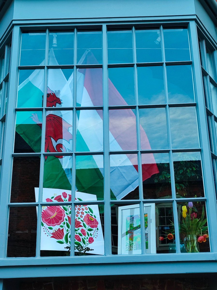 MagyarCymru's tweet photo. On Hungarian Day, families from across the UK arrived to find that #Montgomery's streets were decorated with Hungarian flags, books, tulips, and signs welcoming them in Hungarian. Which was your favourite window display? 🇭🇺🇭🇺🇭🇺 https://t.co/z1O2cY1SFv
