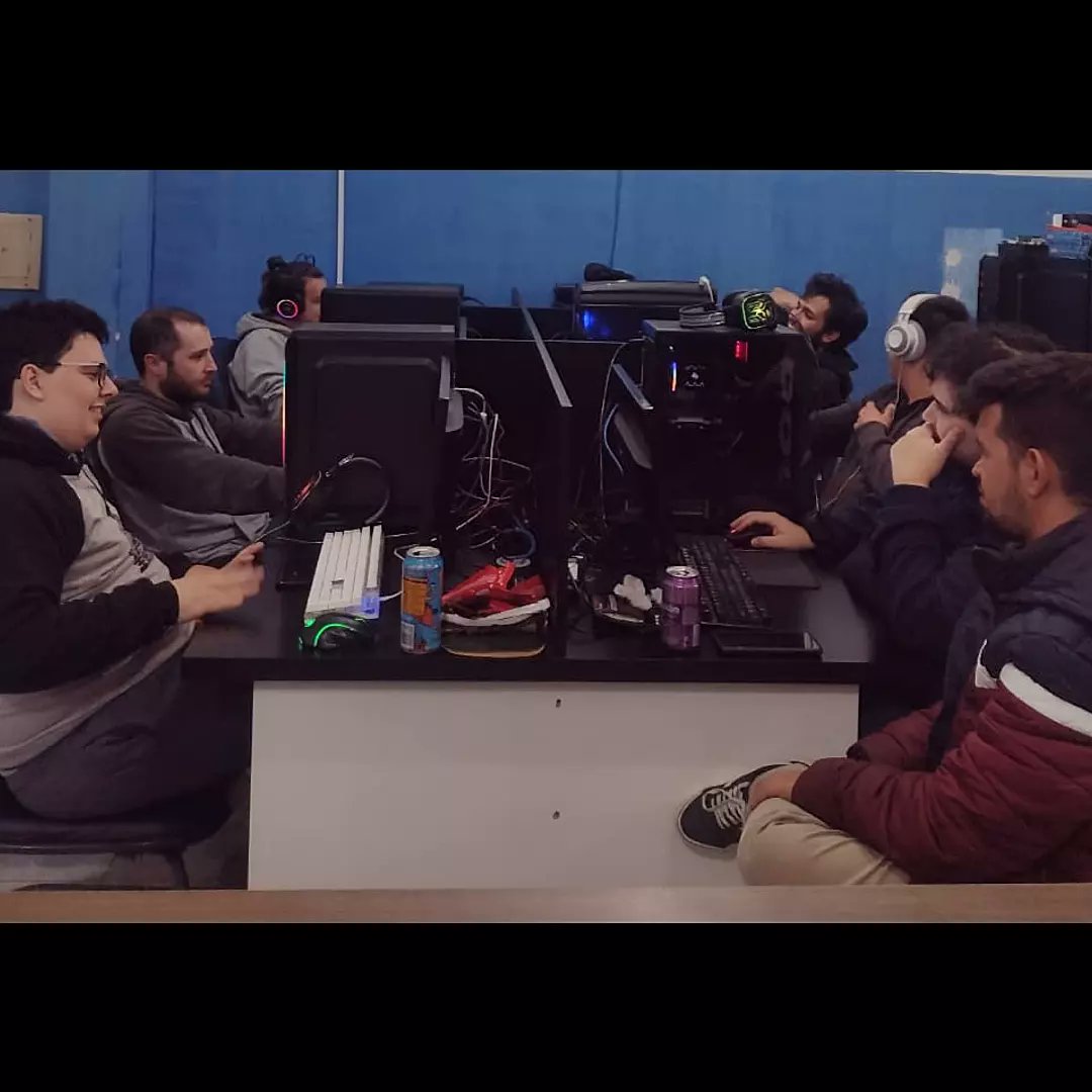 team_gap_'s tweet photo. Não só de TCG vive a equipe ahahahah.
Dia de corujão na nossa metafórica Game House na @ehpownerd e o time gastando toda sua energia se divertindo e confraternizando nas máquinas potente da loja.
Por mais dias assim.
Bora timeeee!!!!
#TeamGAP https://t.co/NtYlZsKxQp