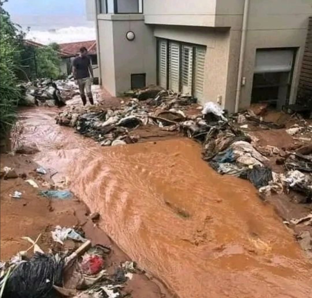 Mzansimail's tweet photo. Sad pictures from KwaZulu-Natal, La Mercy Beach, Umdloti
#KZNFloods #KZNFloods2022
#KZNWeather https://t.co/1Rqs7wdkEn