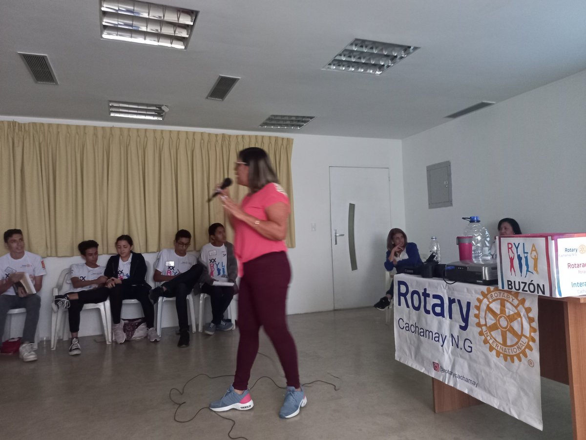 RotaryCachamay's tweet photo. Yamilet Pinto, expone a nuestros jóvenes sobre como aplicar herramientas Minfulnes en su liderazgo.
#rotary #venezuela #rotarycachamay #ciudadguayana https://t.co/rnCcMEbAN2