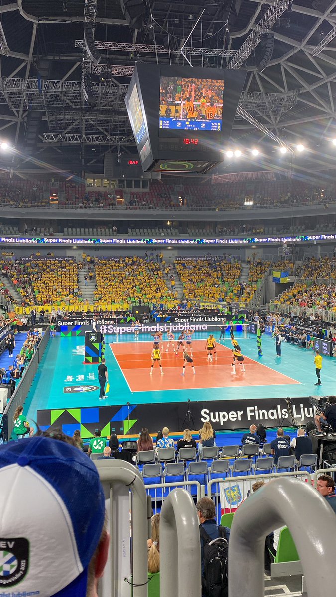 Lentopallon #SuperFinals ja eka matsi käynnissä! <a href="/VakifBankSK/">VakıfBank Spor Kulübü</a> vs <a href="/ImocoVolley/">Prosecco Doc Imoco Volley</a>
