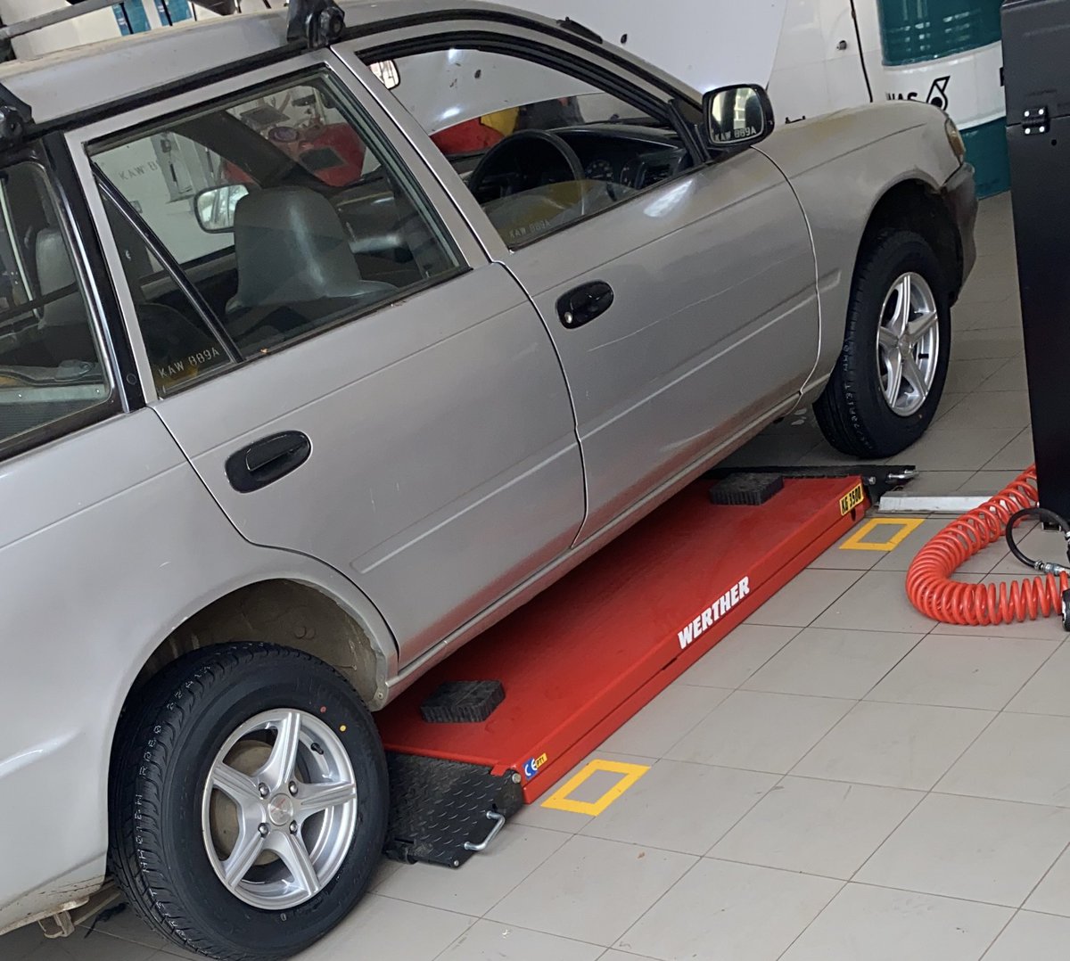 BMWanimo's tweet photo. STOLEN CAR ALERT!!
Car was stolen from Ligi Ndogo between 10am - 5pm on Sunday 22nd May 2022. 
Please retweet widely. Any leads will be appreciated.
DESCRIPTION : Grey with black bumpers and two over head couriers.
0706272571
@DCI_Kenya @PoliceKE https://t.co/4WceN6PTSH