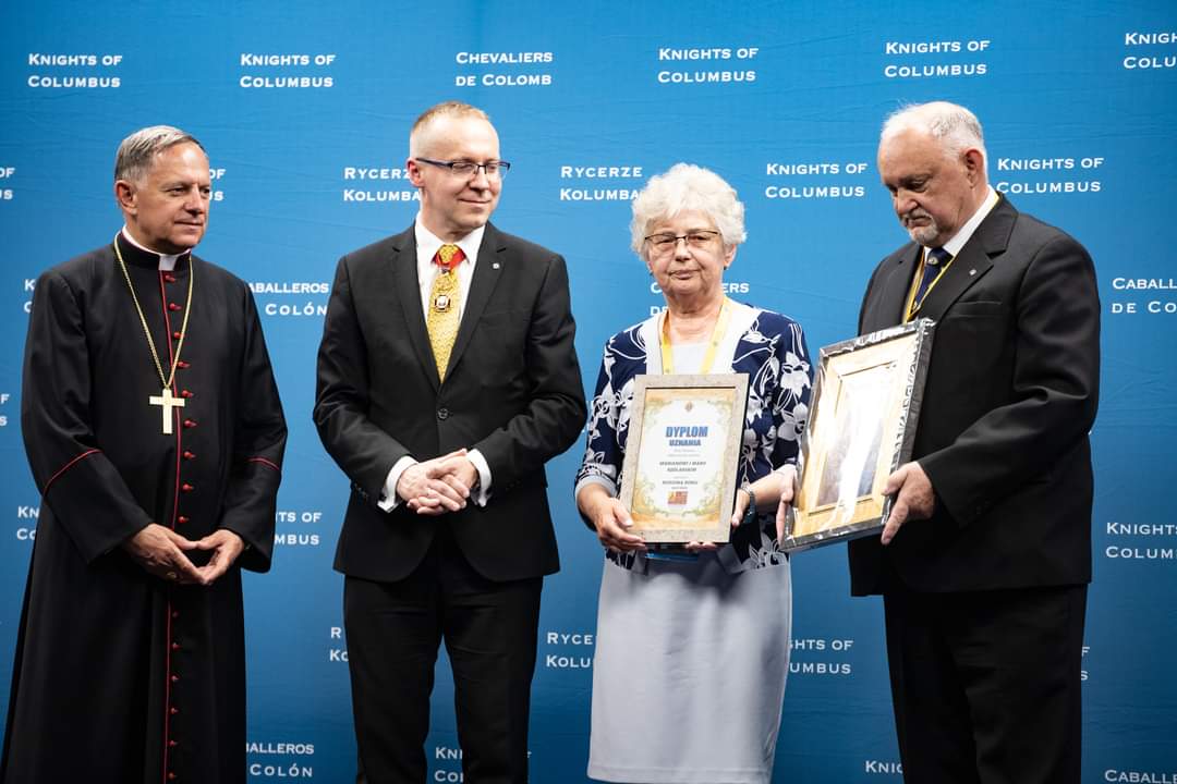 RycerzeKolumba's tweet photo. Poznajcie Rodzinę Roku w Polsce Rycerzy Kolumba: 
Maria i Marian Kędlarscy z Wrocławia. https://t.co/0HbBrTRVvM