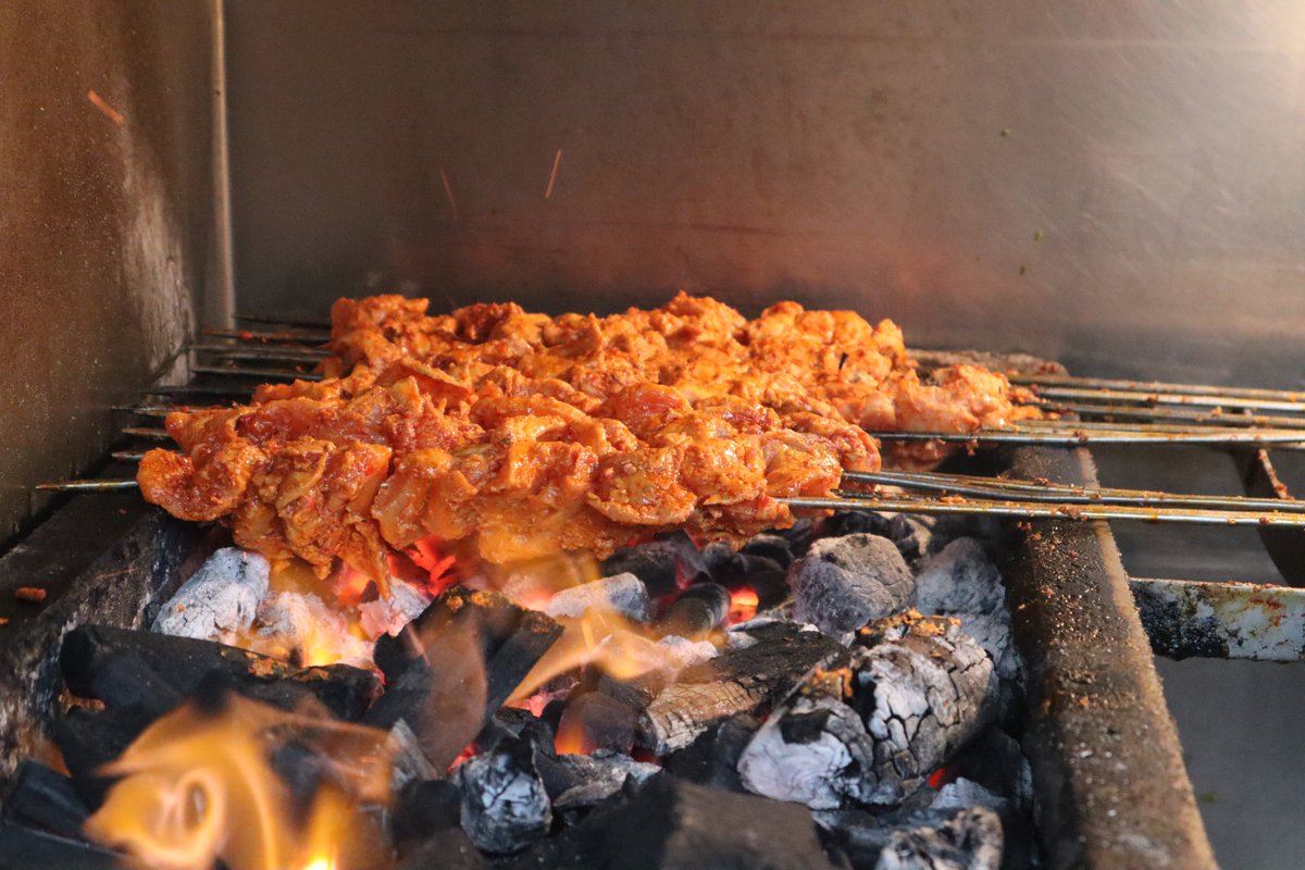 ZCookhouse's tweet image. Finally we have visited this famous place in Mumbai - Bademiya Kebabs which is around since 1946 located in Colaba. Do check out he full video 
youtube.com/watch?v=67pkln…
#indianstreetfood #mumbaistreetfood #kebabs #indianfood #indianfoodvlog #zainabcookhouse