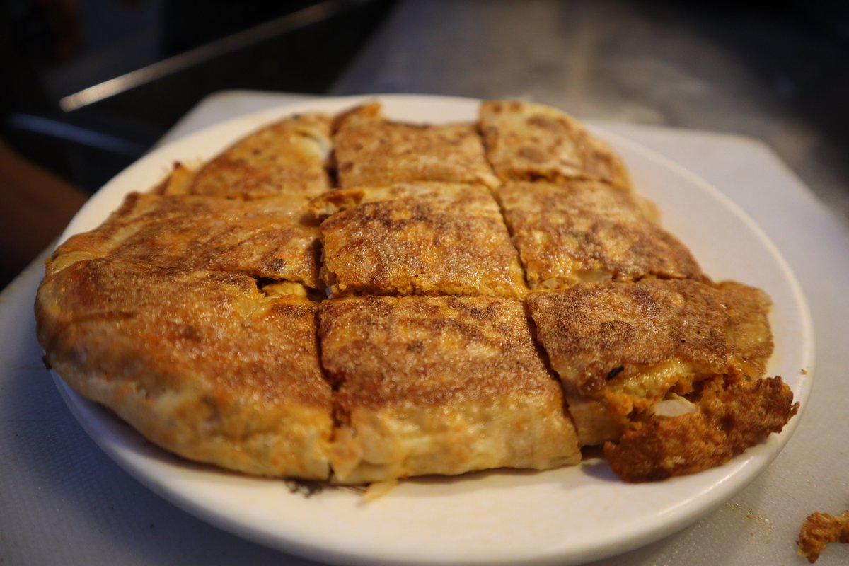 ZCookhouse's tweet image. Finally we have visited this famous place in Mumbai - Bademiya Kebabs which is around since 1946 located in Colaba. Do check out he full video 
youtube.com/watch?v=67pkln…
#indianstreetfood #mumbaistreetfood #kebabs #indianfood #indianfoodvlog #zainabcookhouse