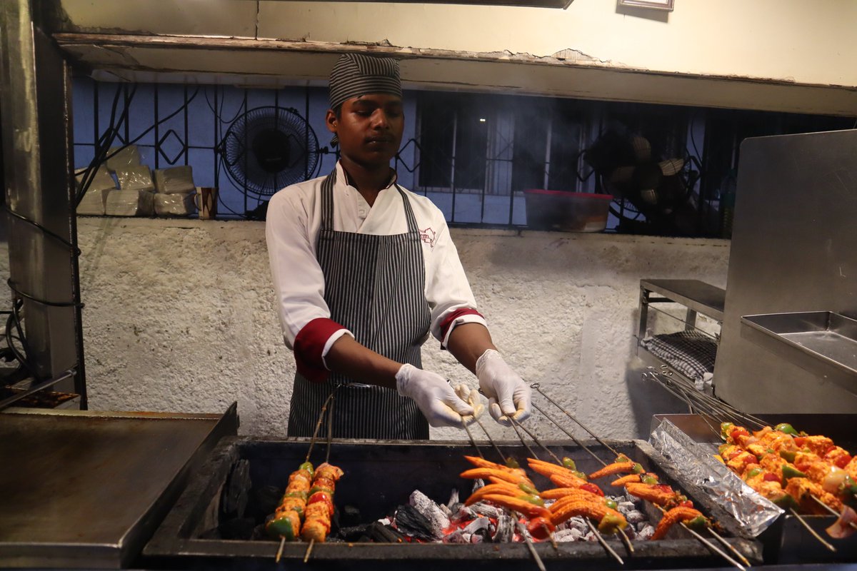 ZCookhouse's tweet image. Finally we have visited this famous place in Mumbai - Bademiya Kebabs which is around since 1946 located in Colaba. Do check out he full video 
youtube.com/watch?v=67pkln…
#indianstreetfood #mumbaistreetfood #kebabs #indianfood #indianfoodvlog #zainabcookhouse