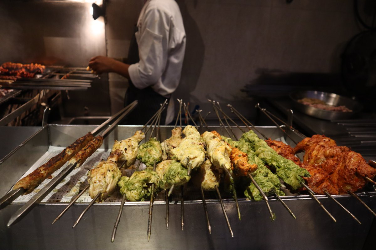 ZCookhouse's tweet image. Finally we have visited this famous place in Mumbai - Bademiya Kebabs which is around since 1946 located in Colaba. Do check out he full video 
youtube.com/watch?v=67pkln…
#indianstreetfood #mumbaistreetfood #kebabs #indianfood #indianfoodvlog #zainabcookhouse
