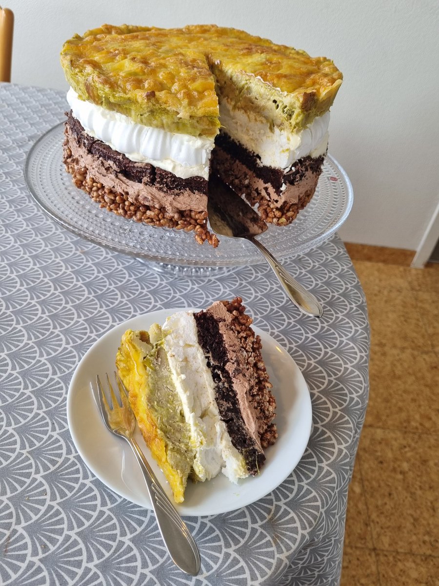 partyandri's tweet image. Langar þig í alvöru veislumat en nennir ekki í veislu? Smá marens með rjóma, smá brauðrétt með aspas, rice krispies og kannski súkkulaðiköku og það blandast allt svona pínu saman á disknum? Ég er með einfalda og handhæga lausn: All-in-one veisluhlaðborðskaka: