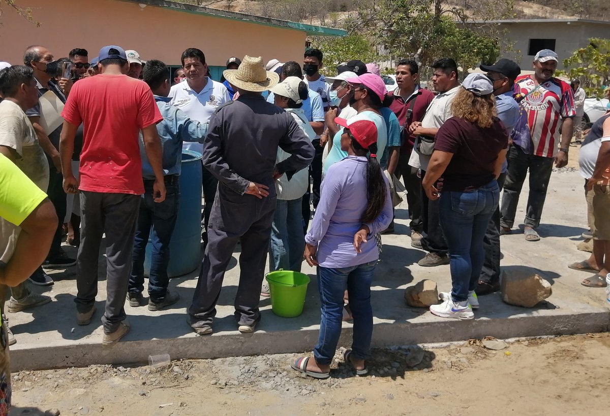 GobMpalSc's tweet photo. Cómo todos los domingos, atendiendo y escuchando las demandas de los vecinos de la colonia Bicentenario. https://t.co/GsewZdJSZu