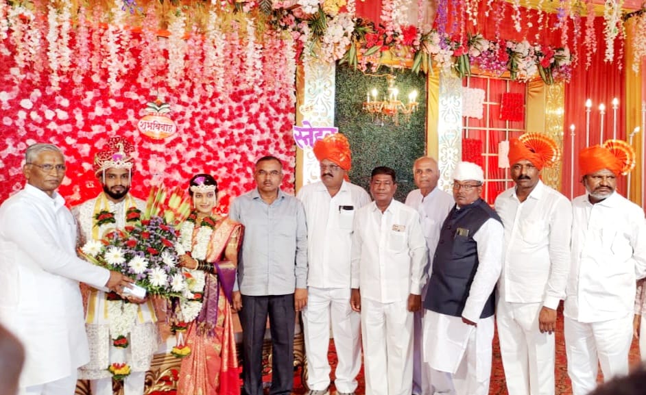 shrimantpatil55's tweet photo. ಲೋಕುರು ಗ್ರಾಮದ ಮುಖಂಡರು ಹಾಗೂ ಮಾಜಿ ತಾಲೂಕ ಪಂಚಾಯತ್ ಸದಸ್ಯರಾದ ಶ್ರೀ ಸುಧಾಕರ ಭಗತ್ ಅವರ ಸುಪುತ್ರಿಯ ಹಾಗೂ ಮಂಗಸುಳಿ ಗ್ರಾಮದ ಶ್ರೀ ವಿವೇಕ ವಿಶ್ವಾಸ ಸದಲಗೆ ಅವರ ಸುಪುತ್ರನ ವಿವಾಹ ಸಮಾರಂಭದಲ್ಲಿ ಭಾಗವಹಿಸಿ, ವಧು-ವರರಿಗೆ ಆಶೀರ್ವದಿಸಿ, ಅವರ ನೂತನ ಜೀವನ ಸುಖಕರವಾಗಿರಲಿ ಎಂದು ಶುಭ ಕೋರಿದೆವು.
#lokur
#HappyMarriageLife https://t.co/hCYwnsdgJv