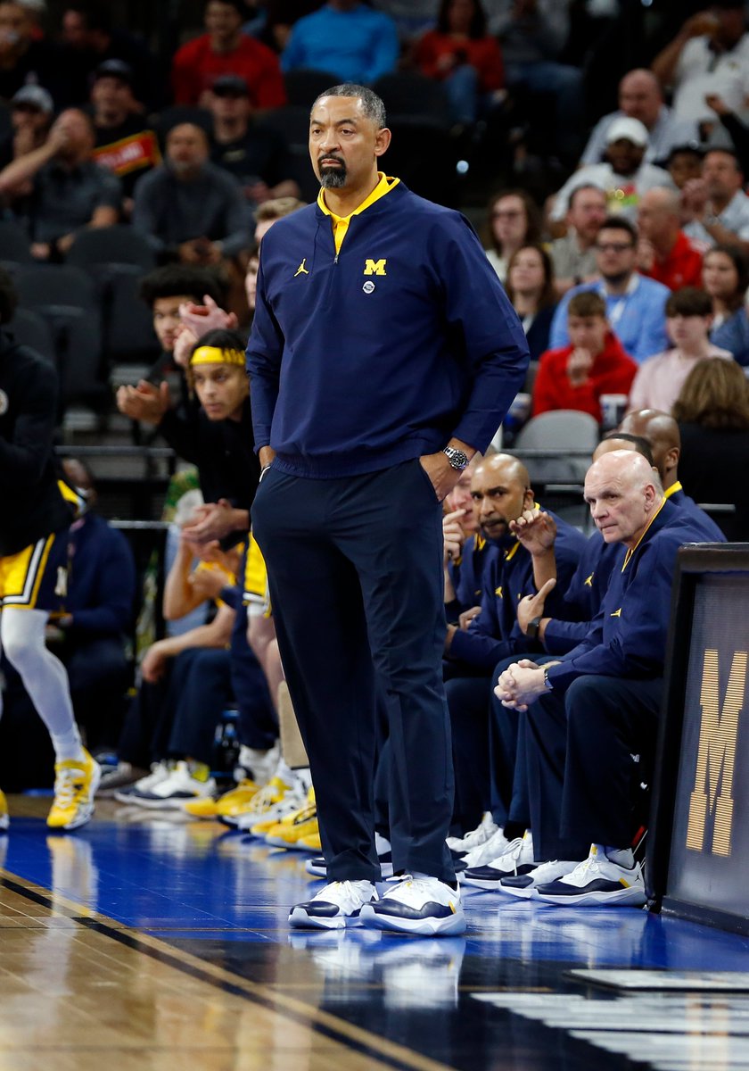 BleacherReport's tweet photo. Michigan HC Juwan Howard turned down the Lakers' interest in him for their head coaching position, per @wojespn https://t.co/3KKyw97KuJ