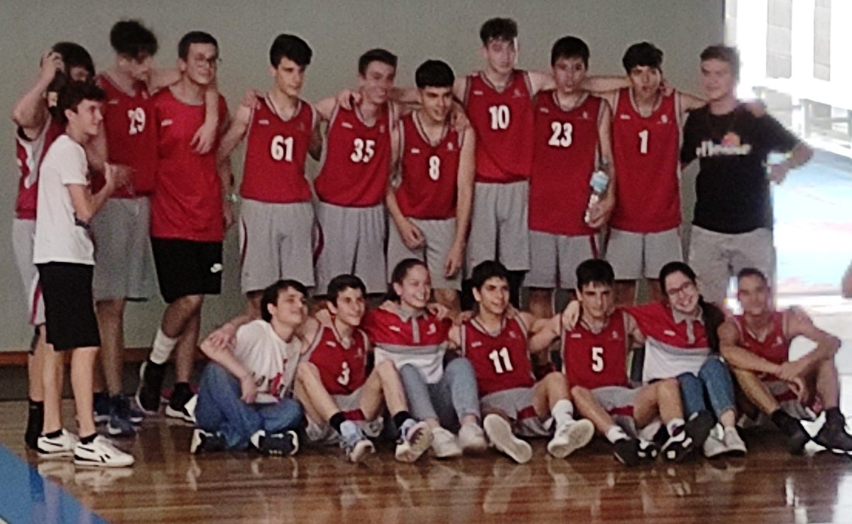 jatorres7's tweet photo. Estoy muy orgulloso @AnnaTorresN y del gran trabajo que ha hecho durante 3 tres años con este fantástico grupo de chicos del Cadete del @BFemeniCornella y de la ayuda de @littowers durante esta última temporada. Gracias por ser así chicas!! Y a disfrutarlo!! https://t.co/iqOMXcLKcX