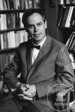 phalpern's tweet photo. Historian of science Gerald Holton was born in Berlin in 1922, when antisemitic threats forced his family to flee and spurred Albert Einstein to travel abroad.

In 1955, upon Einstein's death, Holton helped organize his papers.

Today, at age 100, he remains intellectually active https://t.co/Y80IH2nSr7