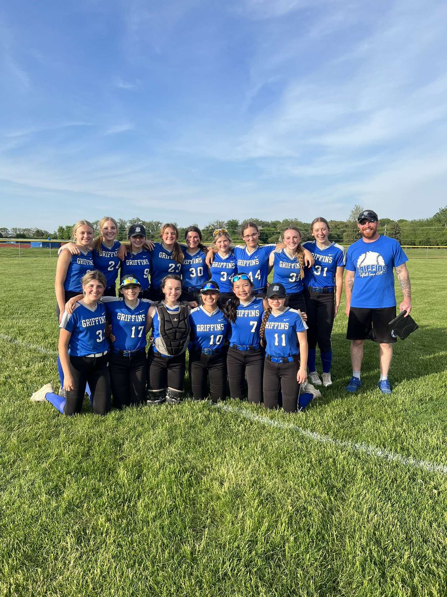 samjaro9's tweet photo. We went 15-2. I had a great season, cant wait for next year! @nwisoxfastpitch @OregonSB @BadgerSoftball @LWE_SB @NWISox07 @PurdueSoftball @OhioState https://t.co/tPbjAU5KjC