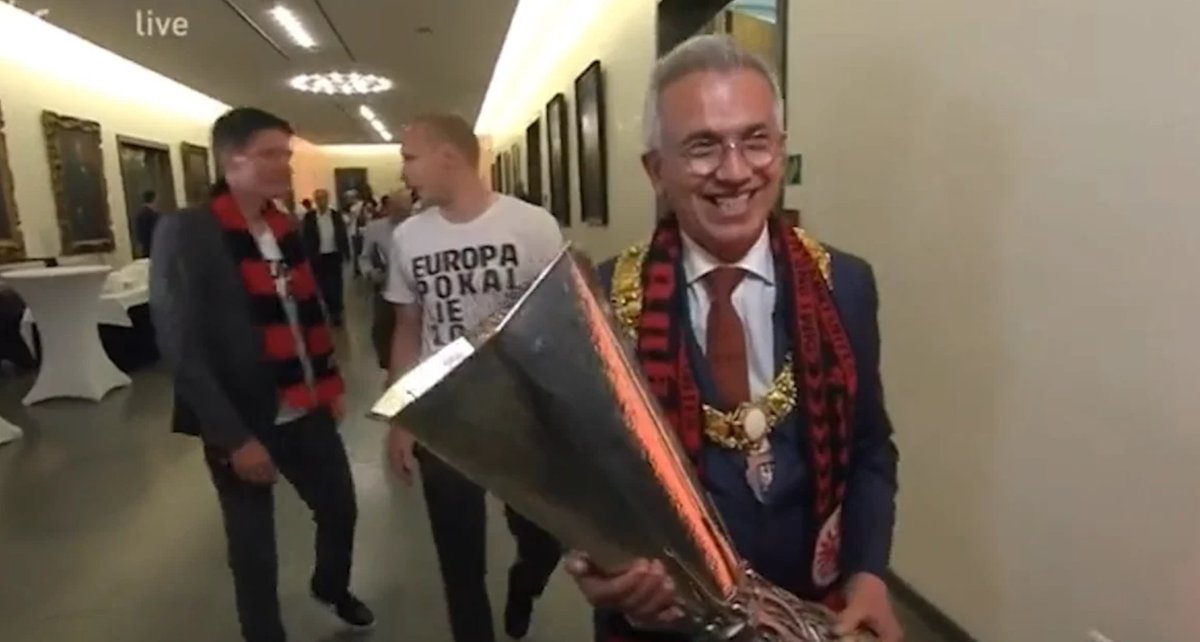 Peinlich - Hier ist wirklich ein neuer Job gefragt! 😮Und wo? jobs gibt es bei #jobmine.app, das schnelle und komfortable Jobportal! jobmine.app
#job #jobsuche #Fussball #eintrachtfrankfurt #rohde #glaser #feldmann #uefa #uefacup #frankfurt  FansLikeNoOther #fankultur